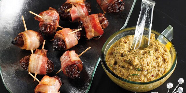 Γεμιστοί χουρμάδες και πράσινη σάλτσα ελιάς