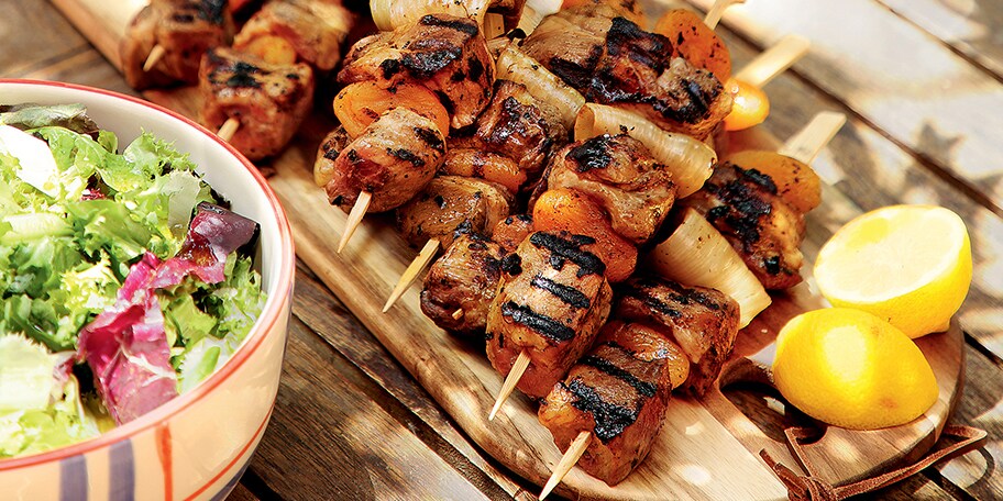 Σουβλάκια χοιρινά μαριναρισμένα σε σάλτσα πορτοκάλι