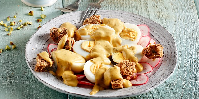 Αβγά βραστά με εύκολη σάλτσα μουστάρδας