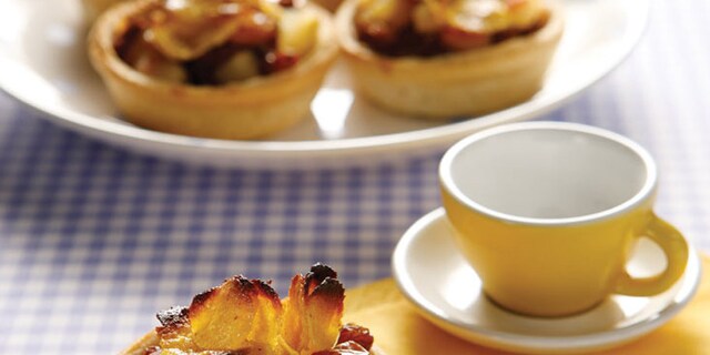 Ταρτάκια με κομπόστα και καραμελωμένα κορν φλέικς