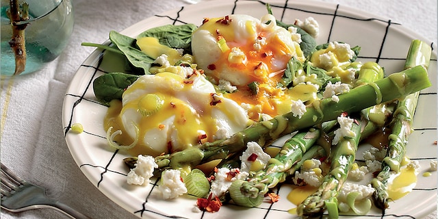 Αβγά ποσέ με σπαράγγια στο ατμό, φρέσκο σπανάκι και ανθότυρο