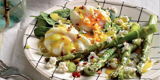 Αβγά ποσέ με σπαράγγια στο ατμό, φρέσκο σπανάκι και ανθότυρο