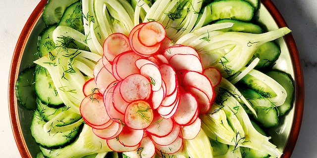Όλα σε ροδέλες! Aγγούρι, ραπανάκια, μαραθόριζα και ντρέσινγκ με λαδολέμονο και άνηθο.