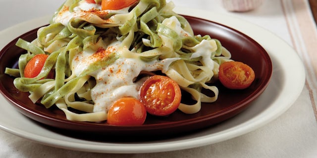 Ταλιατέλες με σκορδάτη σάλτσα γιαουρτιού