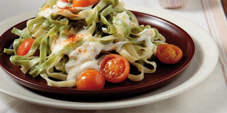 Ταλιατέλες με σκορδάτη σάλτσα γιαουρτιού