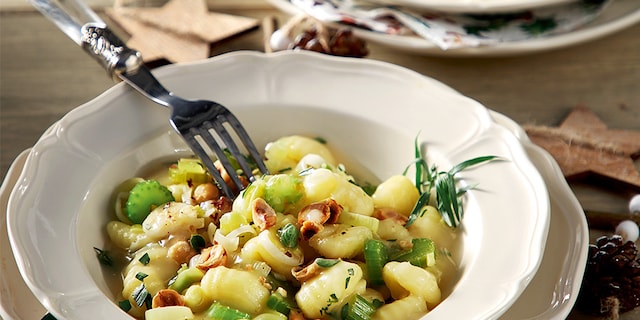 Νιόκι με σάλτσα πράσου-σέλερι και φουντούκια