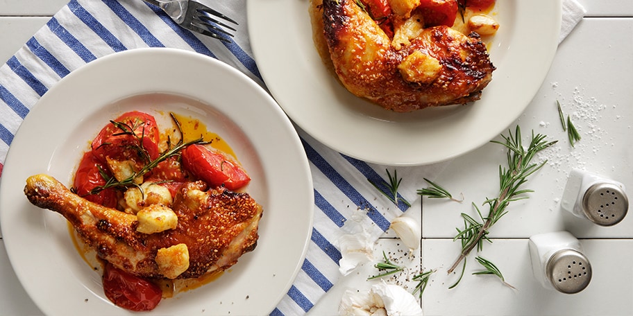 Μπουτάκια κοτόπουλου στον φούρνο με ντομάτες ψητές και κεφαλοτύρι