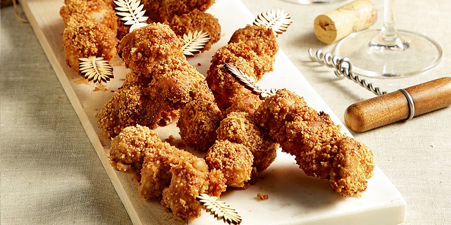 Σουβλάκια κοτόπουλου σε κρούστα ξηρών καρπών