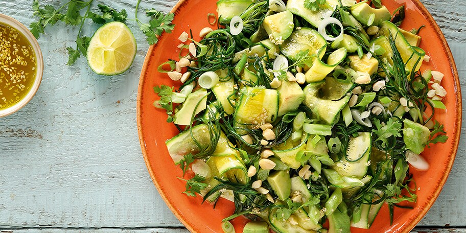 Χόρτα βραστά με ωμά κολοκυθάκια, αβοκάντο και τζίντζερ