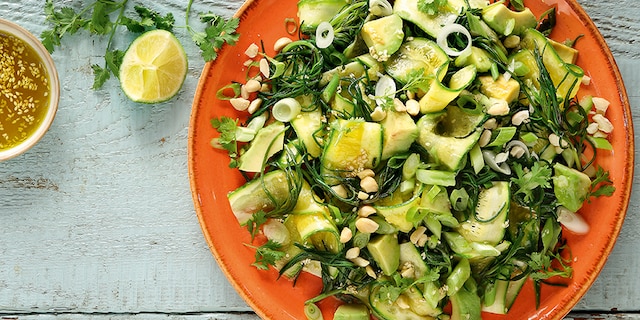 Χόρτα βραστά με ωμά κολοκυθάκια, αβοκάντο και τζίντζερ