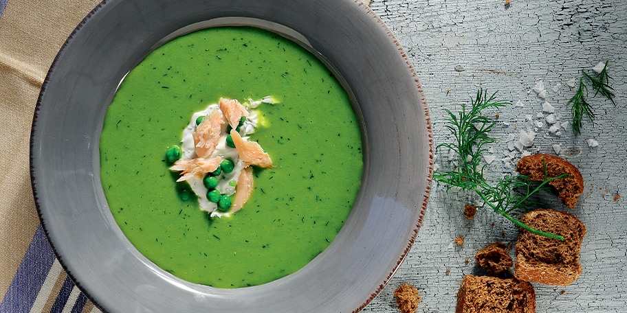 Βελουτέ αρακά με καπνιστή πέστροφα και αρωματικό γιαούρτι