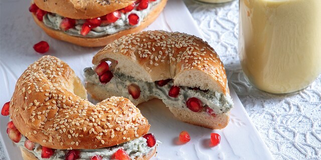 Bagels με κρέμα ροκφόρ και ρόδια