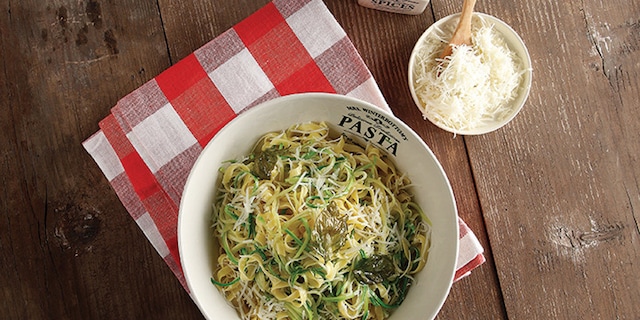 Φετουτσίνι με κολοκυθάκια και τραγανά φύλλα βασιλικού