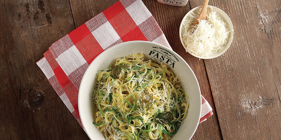 Φετουτσίνι με κολοκυθάκια και τραγανά φύλλα βασιλικού