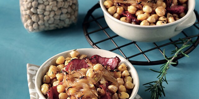 Ρεβύθια µε καραµελωµένα κρεµµύδια µε απάκι Κρήτης