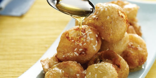 Τυροκροκέτες με ανθότυρο, σουσάμι και μέλι