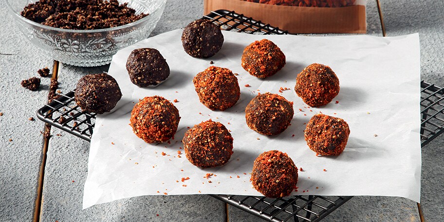 Τρούφες με αμύγδαλο, χουρμάδες και γκότζι μπέρι