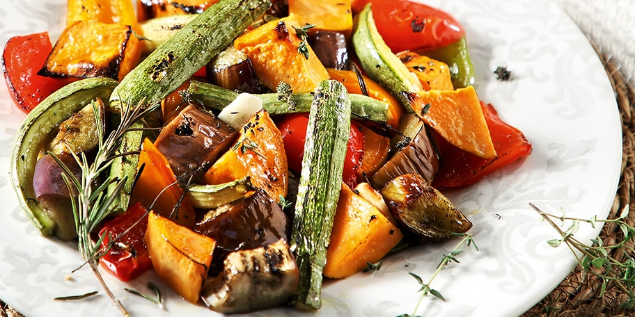 Κολοκυθάκια, μελιτζάνες, γλυκοπατάτες και πιπεριές στον φούρνο, με κλαράκια από θυμάρι και δεντρολίβανο