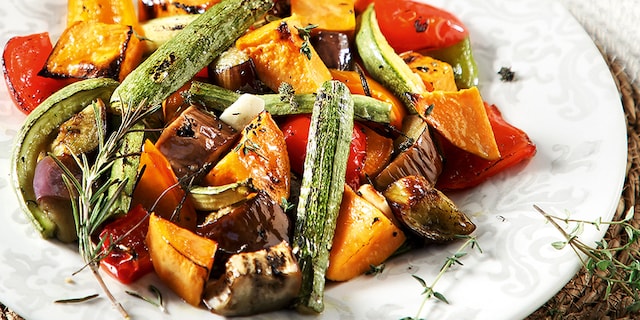 Κολοκυθάκια, μελιτζάνες, γλυκοπατάτες και πιπεριές στον φούρνο, με κλαράκια από θυμάρι και δεντρολίβανο