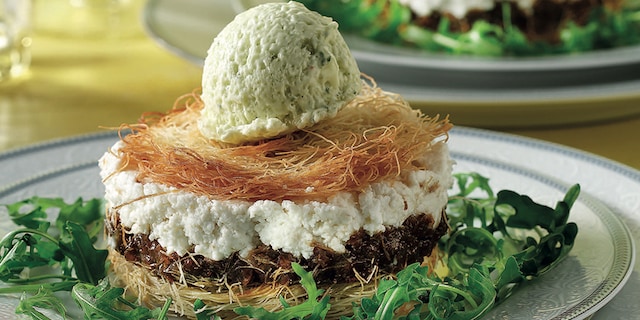 Ατομικές σαλάτες με φέτα και ανθότυρο, κανταΐφι ψητό και σορμπέ λαδολέμονο με θυμάρι