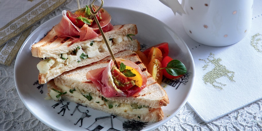 Τοστ με μοτσαρέλα και βασιλικό