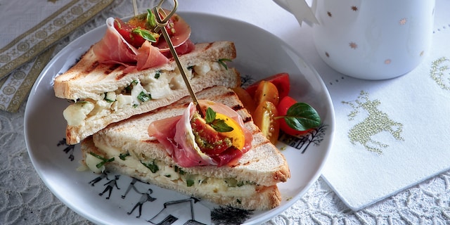 Τοστ με μοτσαρέλα και βασιλικό