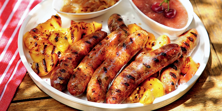 Λουκάνικο μαύρου χοίρου με σάλτσα μαύρης μπίρας με κεράσια