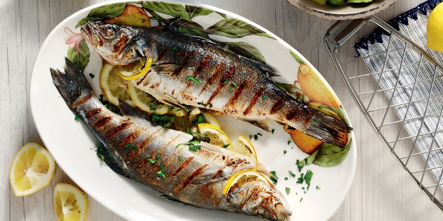 Λαβράκια ψητά με λαχανικά και λαδολέμονο εσπεριδοειδών