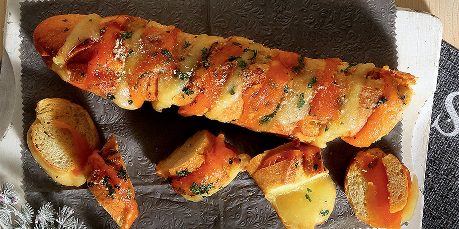 Ψητή μπαγκέτα με τσένταρ, μοτσαρέλα και αρωματικό βούτυρο