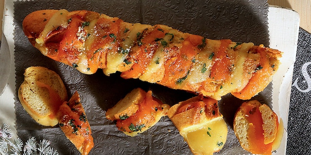 Ψητή μπαγκέτα με τσένταρ, μοτσαρέλα και αρωματικό βούτυρο