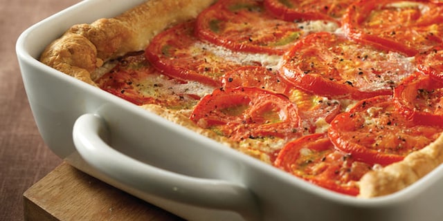 Πίτα ανοιχτή με ανθότυρο, λουκάνικα και τομάτες