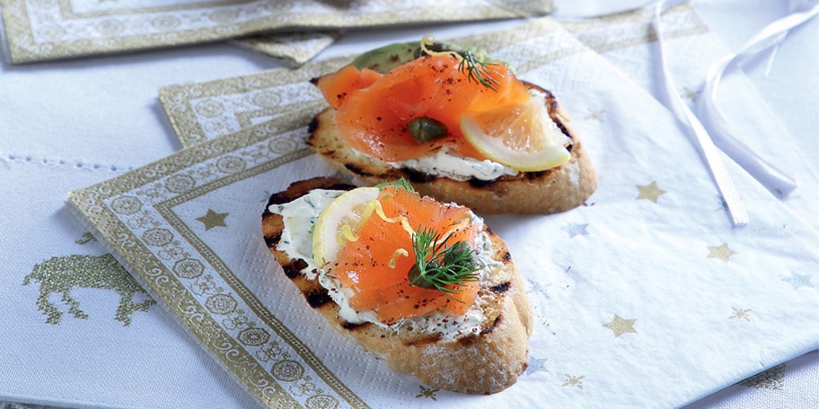 Κροστίνι με καπνιστό σολομό και αρωματική κρέμα τυριού
