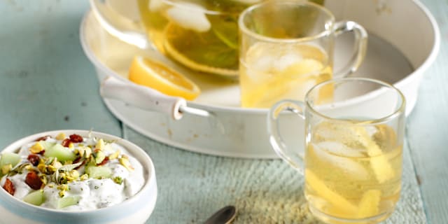Κρύο τσάι φρέσκου δυόσμου με φλούδες λεμονιού