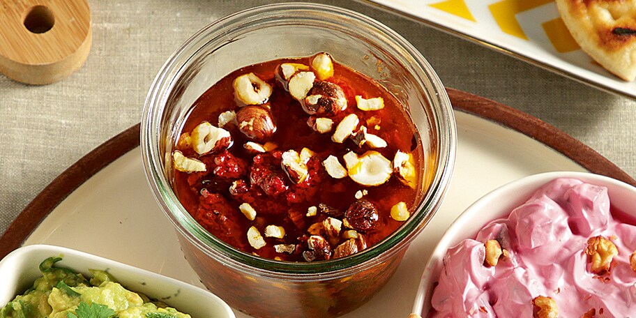 Ντιπ με πελτέ τομάτας και φουντούκια (για άλειμμα σε παξιμαδάκια ή για κοτομπουκιές)