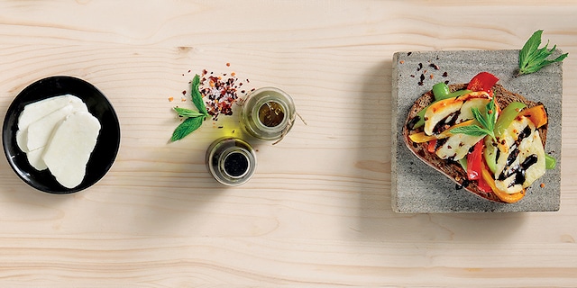 Μπρουσκέτες με ψητές πιπεριές και χαλούμι