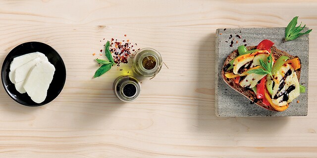 Μπρουσκέτες με ψητές πιπεριές και χαλούμι