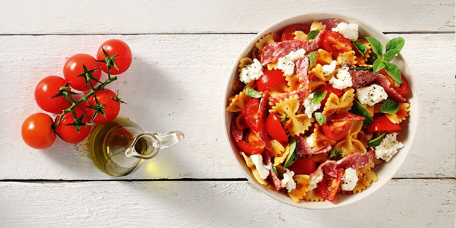 Σαλάτα με φιογκάκια και γεύση πίτσας