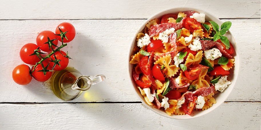 Σαλάτα με φιογκάκια και γεύση πίτσας