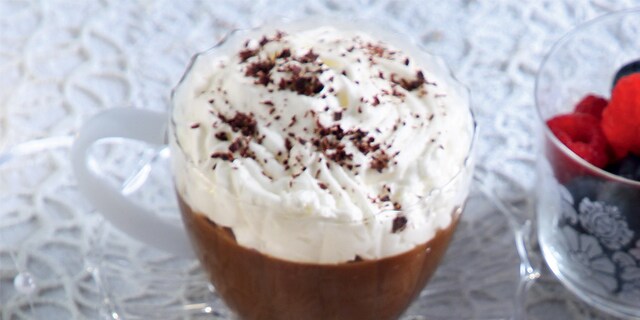 Καφές Βιεννουά με αμαρέτο, κρέμα και σοκολάτα