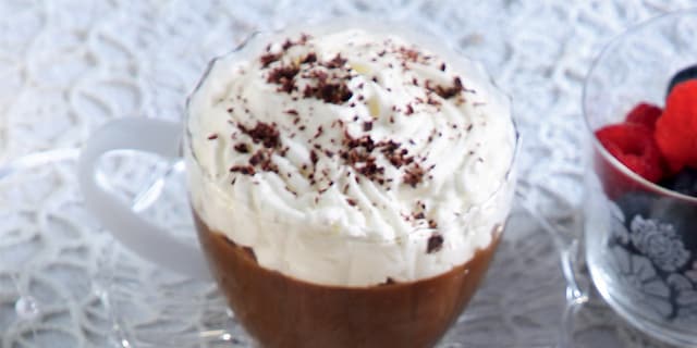 Καφές Βιεννουά με αμαρέτο, κρέμα και σοκολάτα