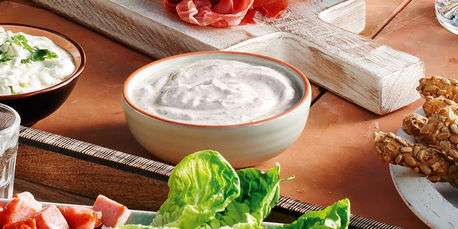 Ντιπ με γιαούρτι, πάστα ελιάς, ούζο και ελαιόλαδο