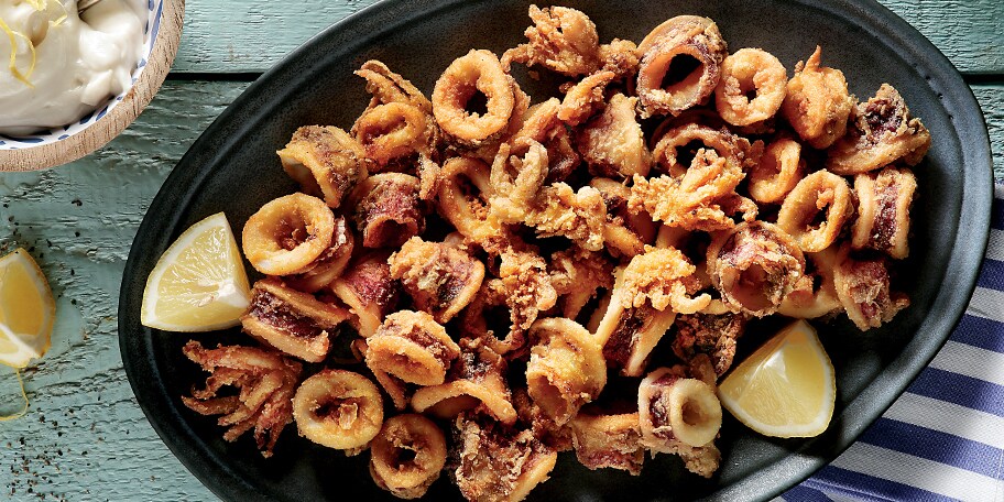 Καλαμαράκια τηγανητά σε τραγανή κρούστα, με λεμονάτη σάλτσα ταραμά