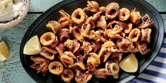 Καλαμαράκια τηγανητά σε τραγανή κρούστα, με λεμονάτη σάλτσα ταραμά