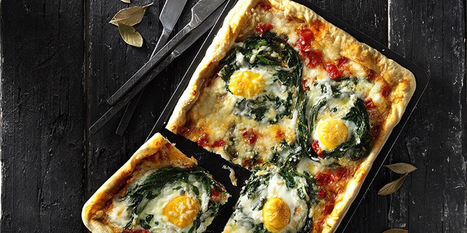 Πίτσα με χόρτα, ολόκληρα αβγά, γραβιέρα και μυζήθρα