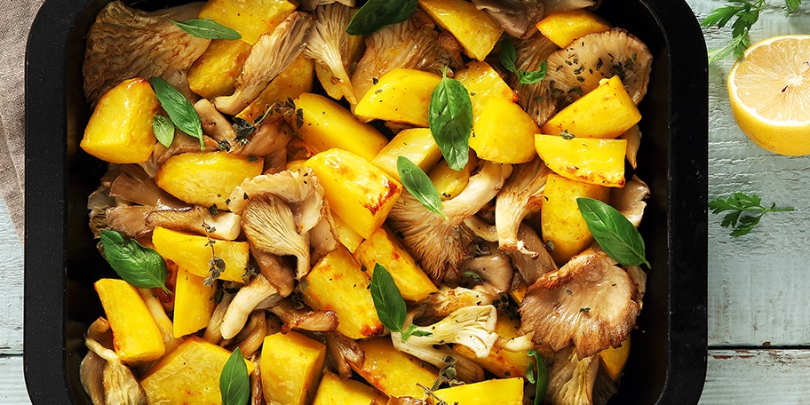 Πλευρώτους και πατάτες στον φούρνο με λεμόνι και ρίγανη