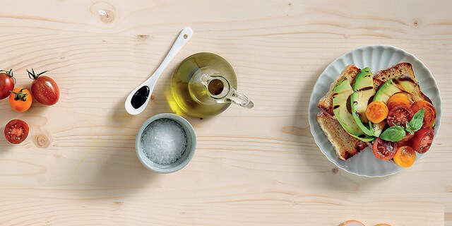 Μπρουσκέτα με 
αβοκάντο και ντοματίνια