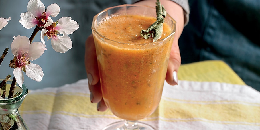 Χυμός με πορτοκάλι, καρότο, ανανά, λουίζα και αχλάδι