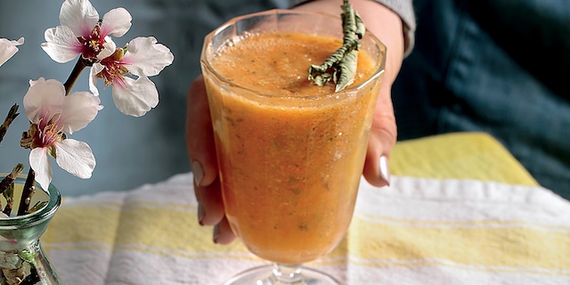 Χυμός με πορτοκάλι, καρότο, ανανά, λουίζα και αχλάδι