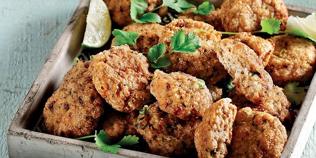 Γαριδοκεφτεδάκια ψητά με πικάντικη σάλτσα