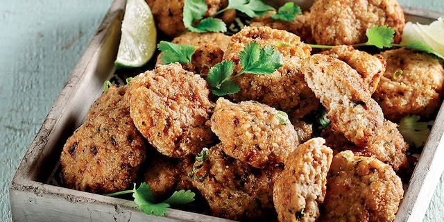 Γαριδοκεφτεδάκια ψητά με πικάντικη σάλτσα